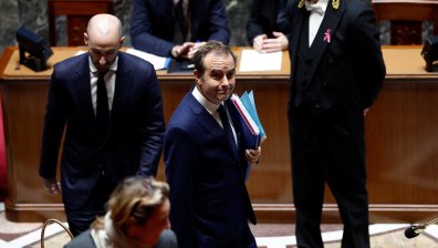 Френският премиер Себастиен Льокорню оцеля след два вота на недоверие