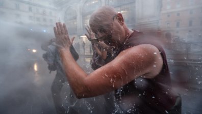 Полицията в Рим гони с водни оръдия протестиращи срещу Ковид сертификатите