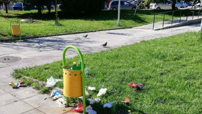 В разгара на лятото: Децата ни играят на площадки в окаян вид