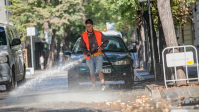 Мият улици и булеварди в София срещу прегряване на базовата инфраструктура
