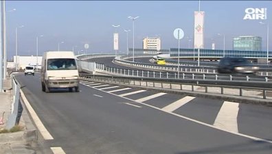 Без ускорителна лента, знаци и табели... Опасна ли е връзката към Терминал 2?