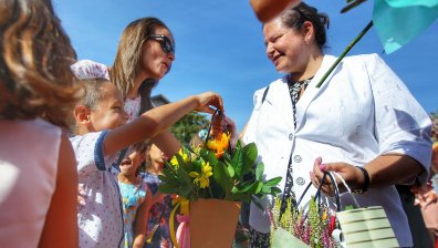 Развълнувани и готови да учат 60 хил. деца за първи път прекрачиха училищния праг