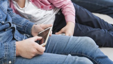 Гърция забранява социалните мрежи за деца, скоро и в България?