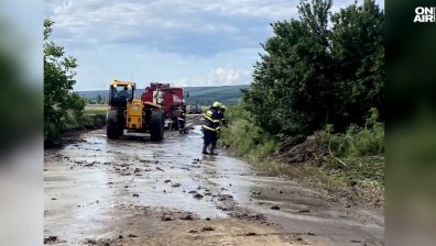 Лед до коляно: Порой и градушка унищожиха реколтата в Свищовско, къщи са наводнени