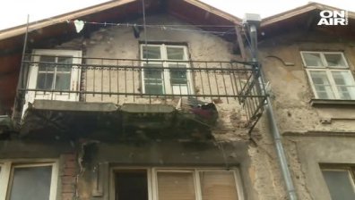Жена полетя от третия етаж след срутване на тераса в София