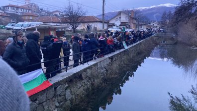 Разделено на две общество: Трябваше ли хорото в Калофер да се състои?