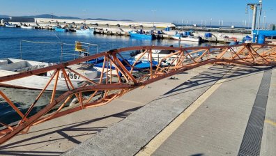 Вятър като торнадо и съмнения за незаключена стрела - защо кран се стовари върху лодки в Поморие