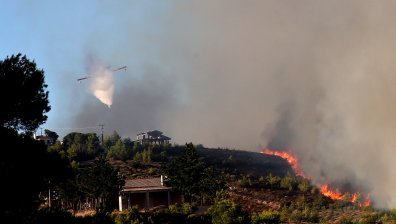 Силният вятър и високите температури затрудняват гасенето на пожарите в Гърция