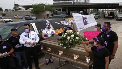 Жест на солидарност: Политик в Мексико откри предизборната си кампания в ковчег