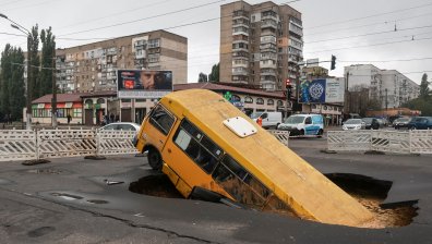 Огромна дупка се отвори в Одеса след проливния дъжд (СНИМКИ)