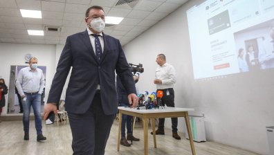 Ангелов: Само в България се отказваме от ваксина, защото не е избраната от нас