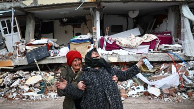 Съдят 11 души заради 35 загинали под рухнал хотел при земетресението в Турция