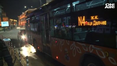 Нощният софийски транспорт прибра честващите Великден от храмовете