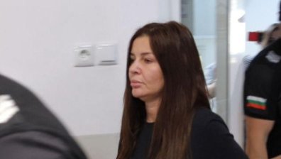 Дебора няма пари и богати роднини, за да избяга в чужбина - прибира се с електронна гривна