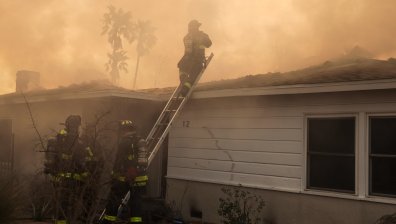 Най-малко 10 жертви и над 10 000 изпепелени сгради при пожарите в САЩ (+СНИМКИ)