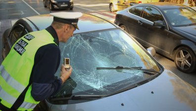Кола помете мъж на пешеходна пътека в столицата