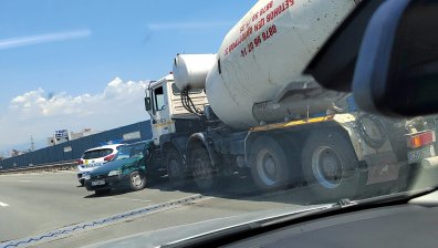 Бетоновоз и кола се удариха в София
