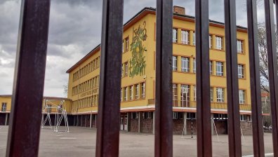 Рай или ужас за учениците? Бомбени заплахи затвориха училища в София, Бургас и Варна