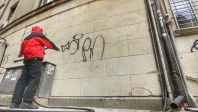 Почистиха графитите от Дома на военноинвалида