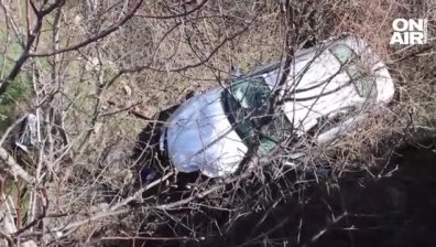 Автомобил падна от мост в Дупница, трима души са в болница