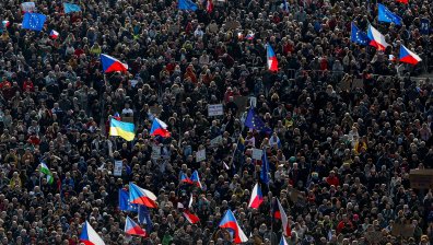 Стотици хиляди на протест срещу правителството на Андрей Бабиш в Чехия (СНИМКИ)
