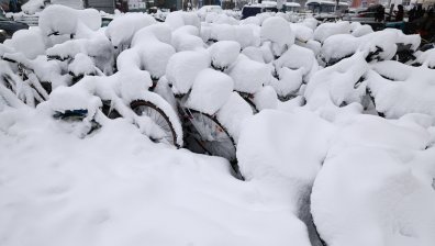 Тежестта на снега наклони самолет на летище в Германия