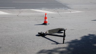 17-годишен е в критично състояние след падане с електрическа тротинетка край Карлово