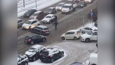 Шофьори се млатиха на пътя в София след спор за отнето предимство (+ВИДЕО)