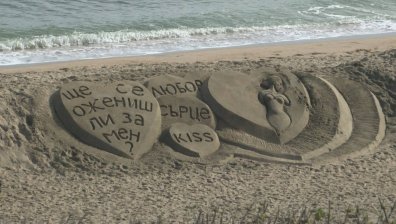 Температурни рекорди и изкуство върху пясъка в Бургас