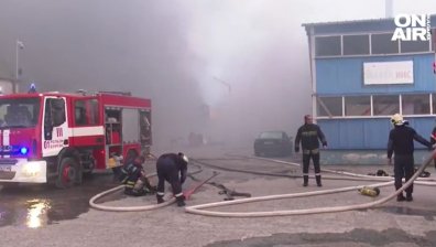 Голям пожар избухна в автосервиз в Бургас, работници са обгазени