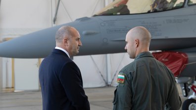 Румен Радев: Ентусиазмът на летците и инженерите не компенсира липсата на пакет за F-16 (+СНИМКИ)