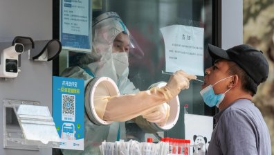 Огромно недоволство в китайски мегаполис заради локдауна, хората едвам оцеляват