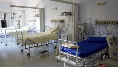 24-годишен с опасност за живота след падане от електрически стълб