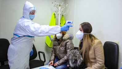 Митове и истини за коронавируса: Пазят ли ни маските и ракията?