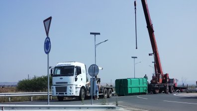 Камион за боклук се обърна на пътя Бургас - Слънчев бряг заради висока скорост