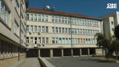 Бивши възпитаници на Математическата гимназия в Бургас ѝ направиха щедро дарение