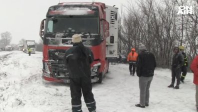 Жена продължава да е с опасност за живота след верижно ПТП вчера
