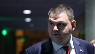 Пеевски към управляващите: Престанете с ултиматумите, политиката не е детска игра