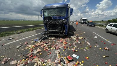 Румънски ТИР блъсна кола и камион със смет на Северната тангента