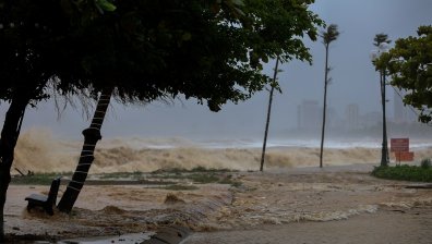 Тайфунът "Каджики" връхлетя крайбрежните провинции на Виетнам (СНИМКИ)