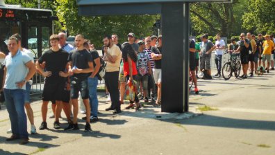 Истерия за билети: Феновете на "Левски" образуваха огромни опашки пред касите