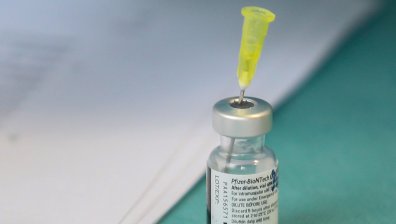 Полицаи разбиха схема за ваксиниране с домашен препарат срещу Ковид-19 в Германия