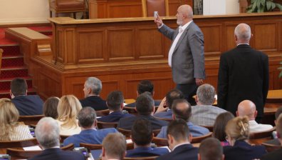 Депутатите обсъждат бъдещето на КПКОНПИ