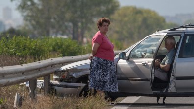 Поредица от катастрофи: Кола падна по таван от 5 метра
