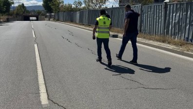 Асфалтът се разцепи, пътят пропада между "Люлин" и "Обеля" в София (+СНИМКИ)