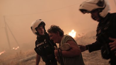 Докато Гърция агонизира в пламъци, подпалвачи палят нови огнища