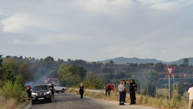 Голям пожар край Старосел стигна до къщите, евакуират хора