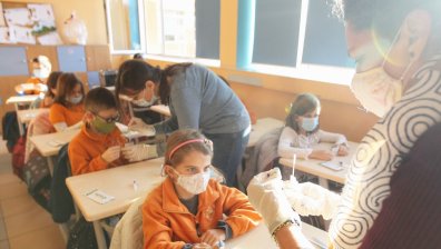 МОН дава бонус от 100 лв. на учителите, за да тестват децата в клас