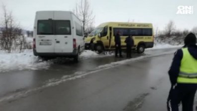 Училищен автобус катастрофира в Русенско, две деца са леко ранени