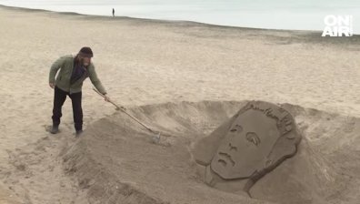 Чужденци изненадаха бургазлии с пясъчна скулптура на Левски